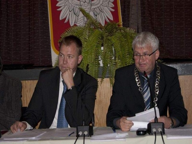 Radny Robert Ziętarski (z lewej) i Piotr Żuchowski, przewodniczący Rady Miasta i Gminy Łasin