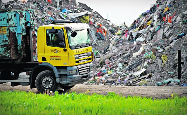 Dzięki coraz bardziej rozwiniętej segregacji odpadów znacznie mniej trafia ich na składowiska