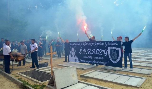 Na pogrzebie 33-letniego Rafała ze Stalowej Woli było kilkuset kibiców. Mężczyzna został skatowany podczas zasadzki, którą zorganizowali pseudokibice przeciwnej drużyny piłkarskiej.