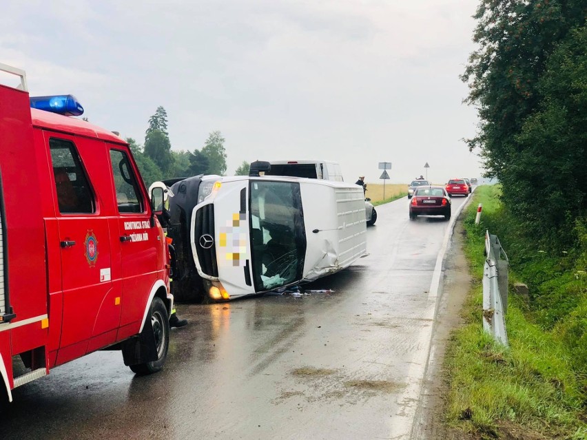 Podhale. Popadał deszcz i już wypadek. Bus z pieczywem wywrócił się na mokrej jezdni 