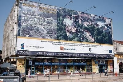 Od kilku lata DH "Kinga" okrywa baner reklamowy. Do połowy przyszłego roku budynek uznany za najbrzydszy w Wieliczce ma być przeobrażony. Fot. Bogdan Pasek
