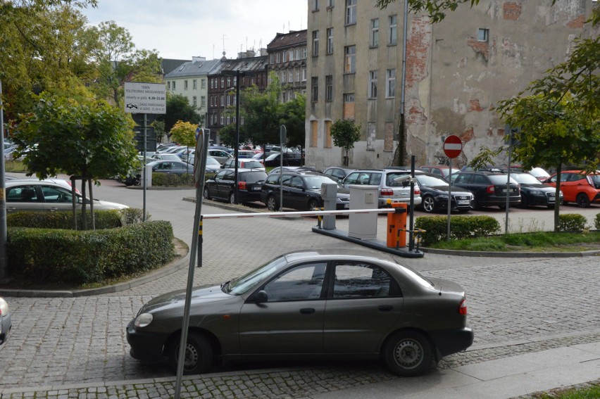 Parkowanie na terenie Politechniki Wrocławskiej to "jakaś masakra" [FILM]