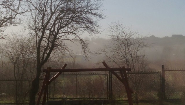 Pył unoszący się z kopalni "Głuchowiec" widziany od strony osiedla domków jednorodzinnych na Jarkowie w Małogoszczu
