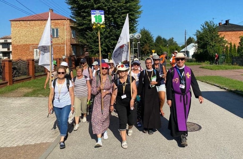 Po Mszy Świętej w Radoszycach Ksiądz Biskup rozpoczął...