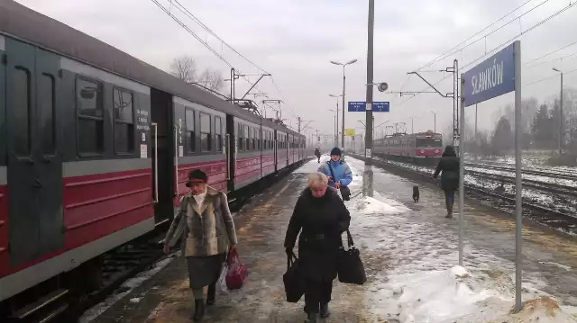 Pasażerowie jadący koleją z Olkusza do Katowic wysiadają na peronie w Sławkowie i idą przesiąść się do autobusu
