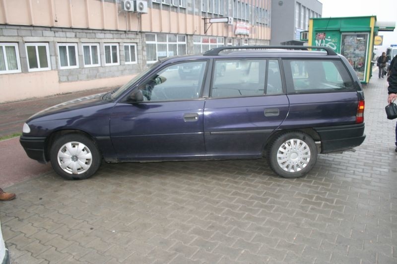 Opel astra, który prowadził 27-letni mężczyzna uderzył na...