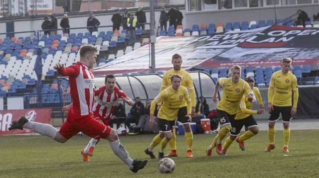 Bartłomiej Makowski wykonuje drugi karny, o którym będzie chciał jak najszybciej zapomnieć