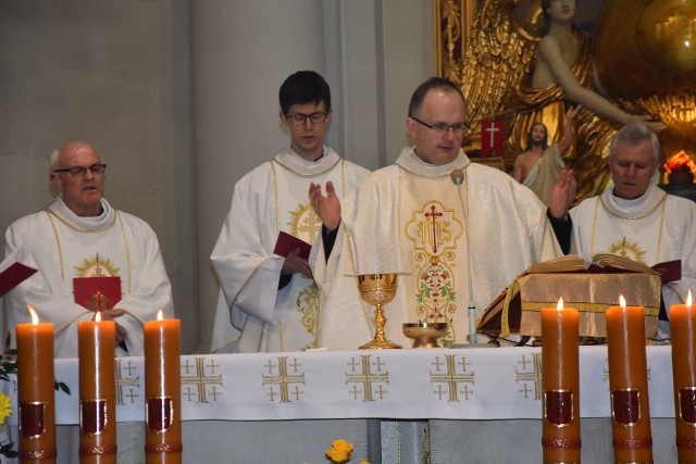 W Poniedziałek Wielkanocny transmitowaliśmy uroczystą sumę z Sanktuarium Relikwii Drzewa Krzyża Świętego na Świętym Krzyżu.