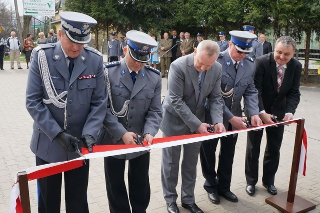 Komisariat Policji w Jeleśni. Uroczyste przecięcie wstęgi.