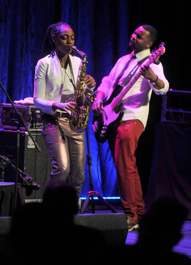 Po lewej saksofonistka Lakecia Benjamin, po prawej ostro funkujący gitarzysta basowy z jej zespołu