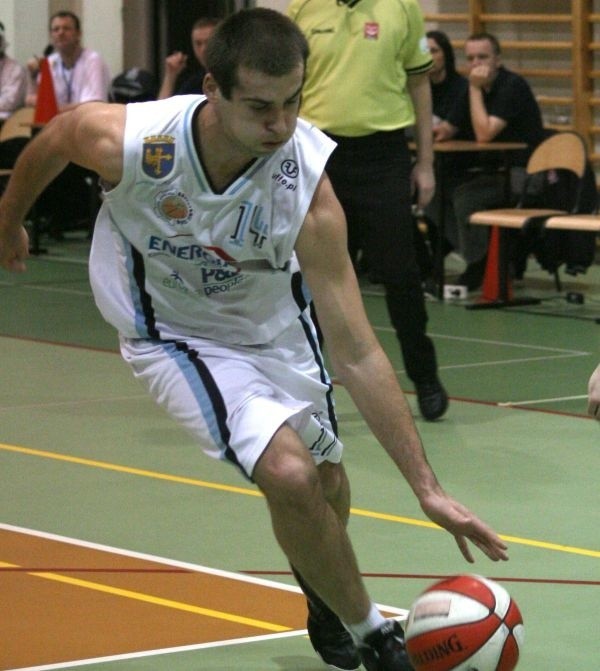 Center AZS-u Politechniki Opole Tomasz Antoniak popisał się dwoma efektownymi "wsadami" w meczu z Tytanem.