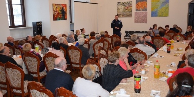 Szydłowieccy policjanci uczą seniorów, jak nie dać się oszukać.