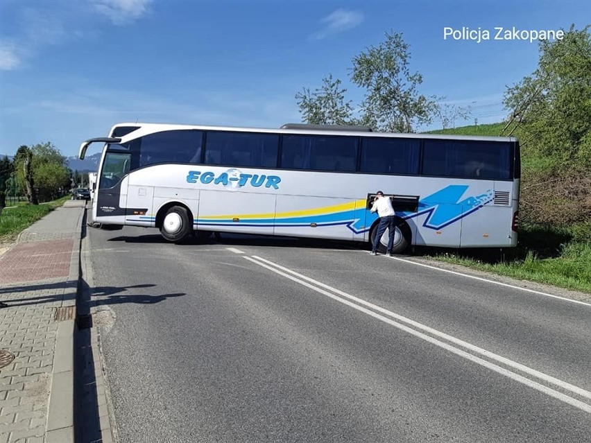 Podhale. W Białym Dunajcu autobus wjechał do rowu i zablokował zakopiankę ZDJĘCIA