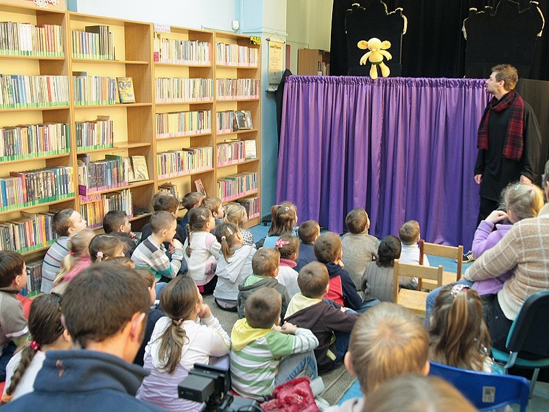 Grudziądz: Dzieci w bibliotece nr 13 obejrzały  "Zimową przygodę"