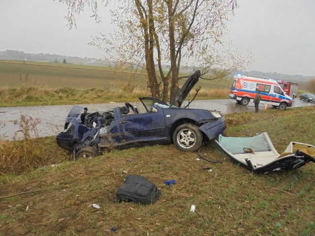 Nieprzytomny 26-letni kierowca bory był po wypadku uwięziony we wraku. Strażacy sprzętem hydraulicznym odcięli dach volkswagena, wydobyli mężczyznę i na noszach przenieśli go do karetki.