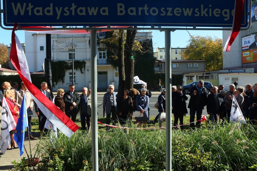 Plac przed wejściem na cmentarz przy ul. Lipowej oficjalnie nosi imię prof. Władysława Bartoszewskiego