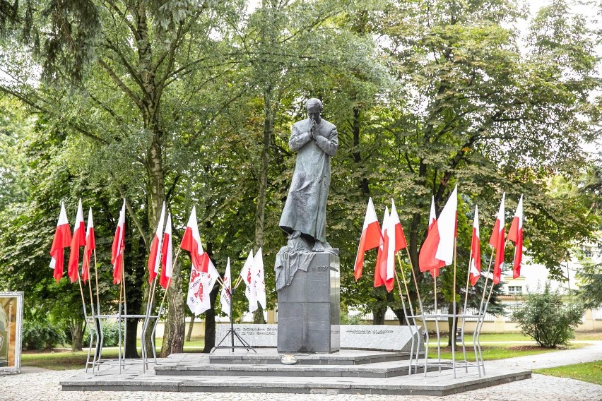 Pomnik ks. Jerzego Popiełuszki zostanie wkrótce odnowiony. W...