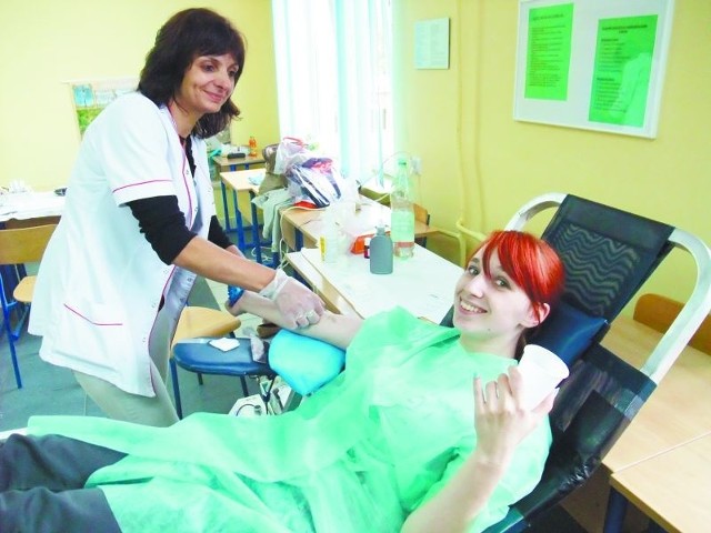 Patrycja Szczęsna jest jedną z wielu uczennic łomżyńskiej &#8222;wety&#8221;, które w piątek włączyły się w akcję Centrum Krwiodawstwa i Krwiolecznictwa. Zapewnia, że oddawanie krwi nic nie boli i warto to robić.