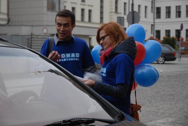 Członkowie stowarzyszenia "Ponad podziałami&#8221; rozdawali na Starym Mieście ulotki i baloniki