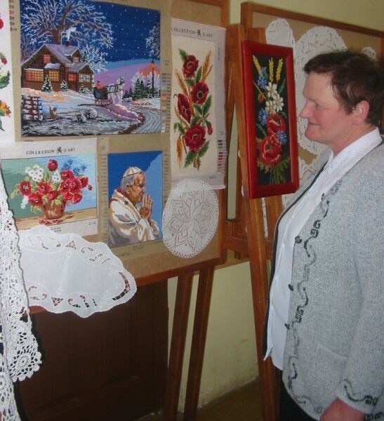 Pani Elżbieta Borowiecka z Konieczna pasjonuje się haftowaniem już od wielu lat.