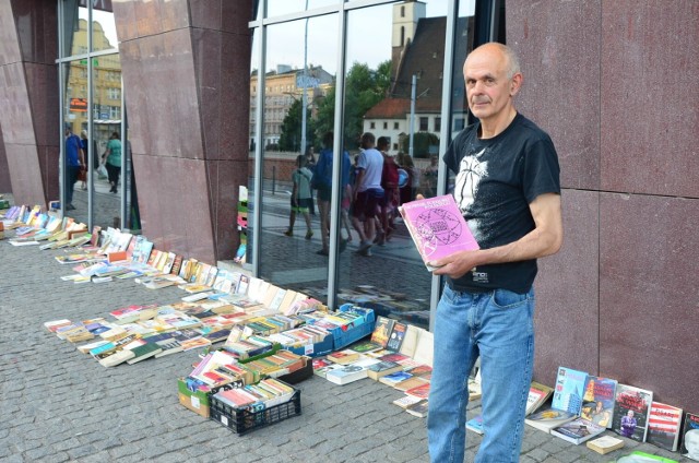 Kiedyś właściciel księgarni przy ul. Świdnickiej, a od przeszło 7 lat sprzedawca książek z drugiego obiegu. Pan Marian to człowiek z pasją do handlu, miłością i szacunkiem do książek.