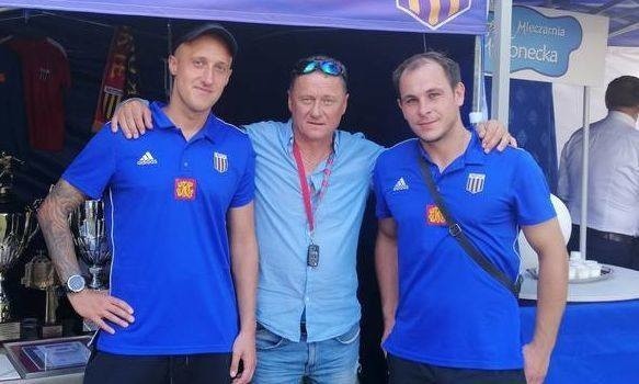 Waldemar Szpiega (w środku) ponownie został trenerem Neptuna Końskie. Czuje się tam jak w domu.