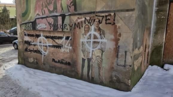 Mural namalowany w budynku przy Piłsudskiego 20/1 nie ma szczęścia. Wandale zniszczyli go po raz kolejny