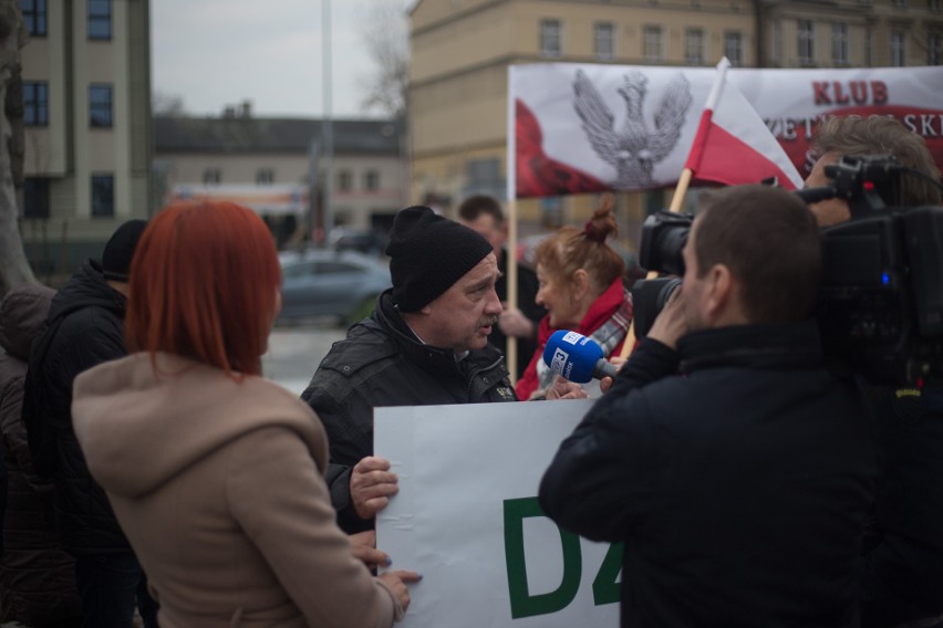 Murem za polskim mundurem. Pikieta w Słupsku [ZDJĘCIA, WIDEO]