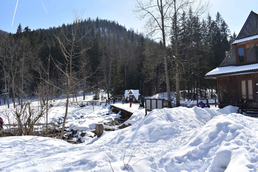 Tatry. Piękna pogoda przyciągnęła w góry sporo wędrowców. Znów kolejka do kolejki na Kasprowy Wierch 