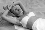 Bikini w PRL-u. Kobiety opalały się na plaży, trawie, a nawet balkonie. Zobacz stroje kąpielowe z minionych dekad