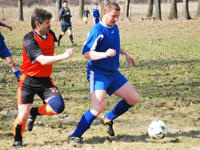 Mrowlanka Mrowla - Korona II RzeszówMrowlanka Mrowla (pomaranczowo-czarne stroje) zremisowala na stadionie w Rudnej Wielkiej z rezerwami Korony Rzeszów 2-2.