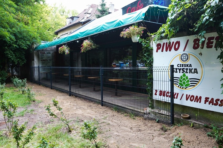 ZUK zastosował radykalne rozwiązanie i ustawił płot przed wejściem na taras kawiarni "Cafe pod Ptakami" [ZDJĘCIA] 