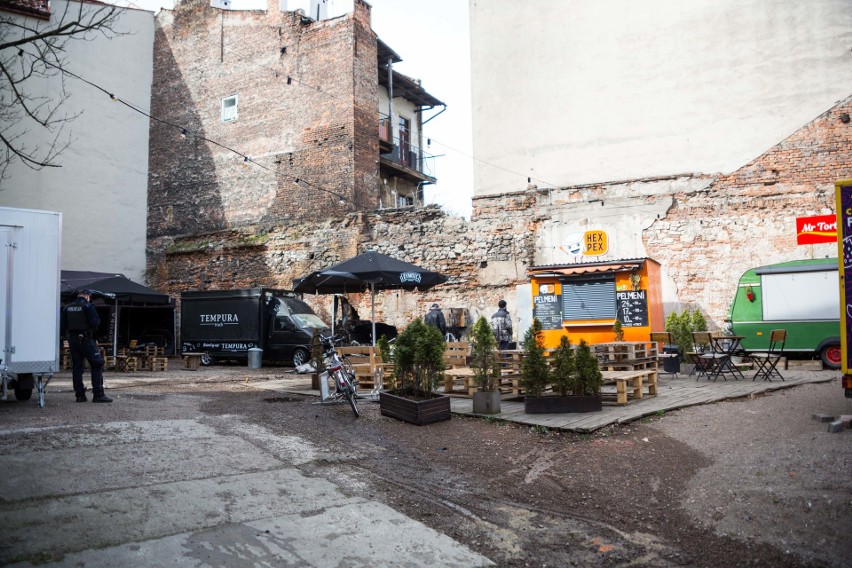 Pożar food trucka na Kazimierzu. W środku były butle z propan-butanem [ZDJĘCIA]