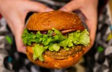 Burger z alternatywnego "mięsa"? Potrzeba innej nazwy, np. jadalne komórki hodowlane. Branża mięsna nie chce mylenia produktów