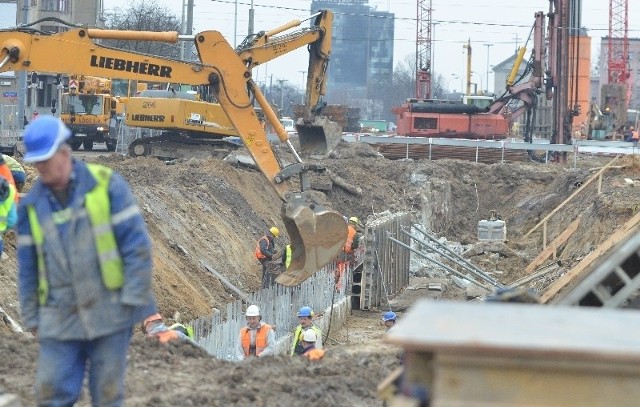 Drogowcy wykonali już 40 procent ścian szczelinowych.