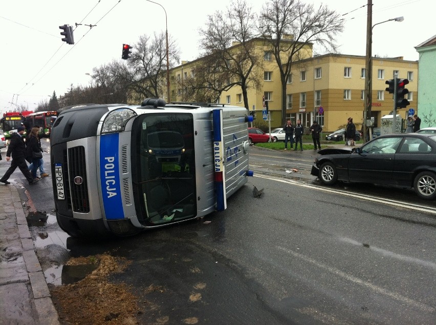 Wypadek na Al. Racławickich: Zderzyły się cztery samochody, w tym radiowóz [ZDJĘCIA, WIDEO]