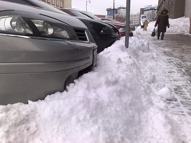Według radnych, bezpłatne parkowanie powinno obowiązywać do czasu usunięcia śniegu.