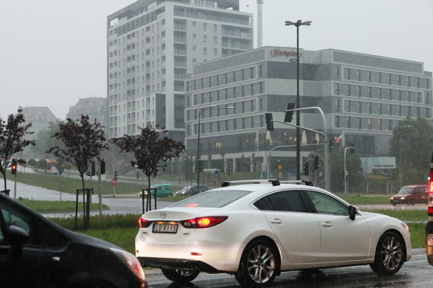 Przez Lublin przeszła taka ulewa, że parasole niewiele pomagały. Zobacz zdjęcia
