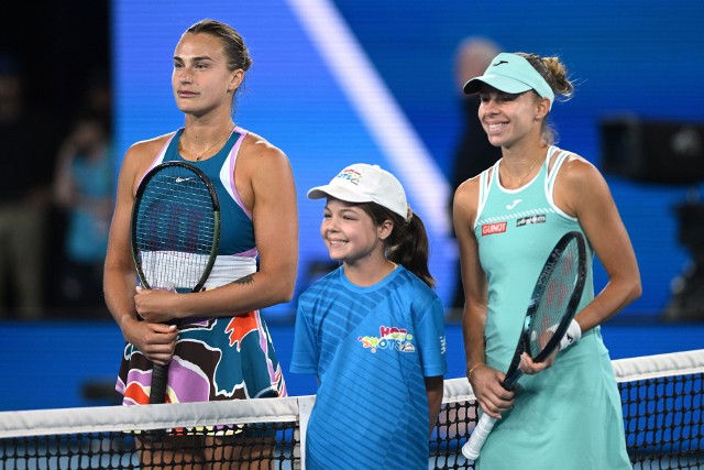 Magda Linette (z prawej) i Aryna Sabalenka (z lewej) przed starciem o finał Australian Open