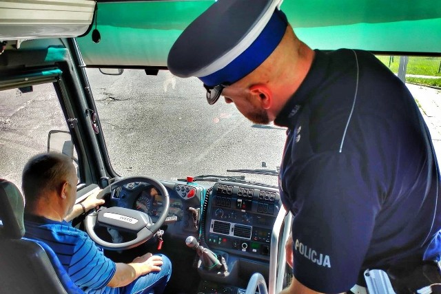 Bezpieczny autokar 2023. Opolscy policjanci w całym województwie sprawdzają stan techniczny autokarów i gotowość kierowców do jazdy