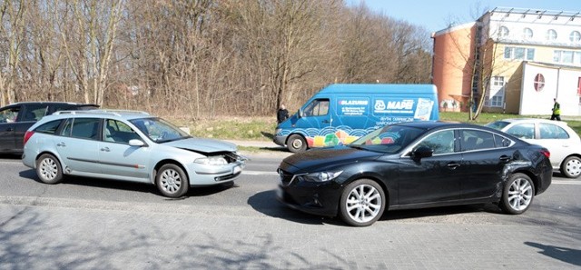 Przy stacji paliw na al. Wojska Polskiego zderzyły się trzy auta.