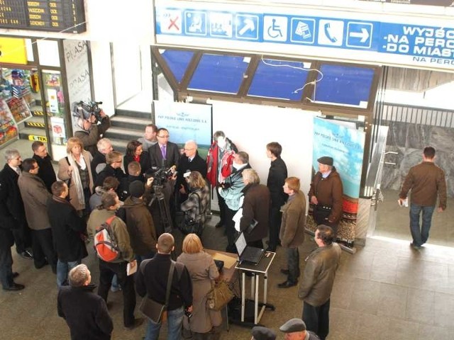 Posłowie Platformy Obywatelskiej z ekspertami kolejowymi na kieleckim dworcu poinformowali o inwestycji w Czarncy.