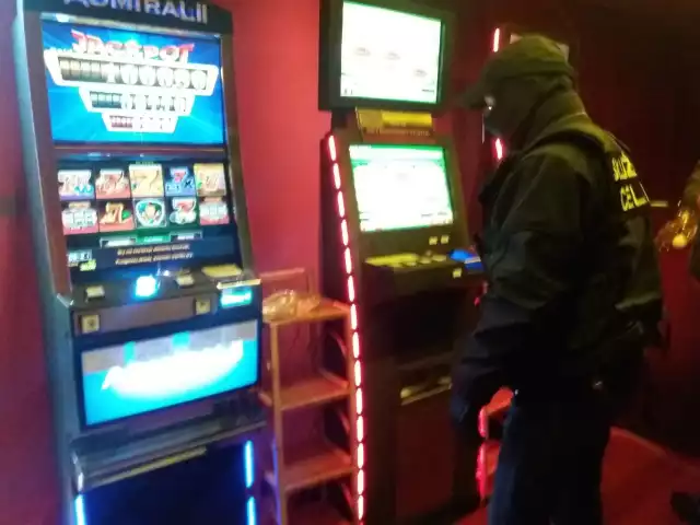 Funkcjonariusze przejęli 12 automatów do gier hazardowych
