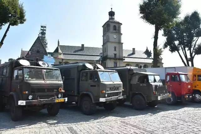 W sobotę i niedzielę, 28 i 29 sierpnia odbędzie się w Starachowicach, Wąchocku i Mircu 7 Legenda Stara, czyli Zlot Pojazdów Zabytkowych. Zobaczymy około 100 pojazdów, w tym oczywiście Stary. Nie zabraknie też innych, ciekawych aut i motocykli. Organizatorzy, czyli Powiat Starachowicki, postarali się o wiele atrakcji.Na kolejnych slajdach  zobaczmy kilka interesujących pojazdów, które będzie można zobaczyć na Zlocie