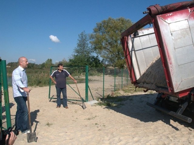 Łebski piasek trafił nad jeziorko we wschodniej Polsce. Na zdjęciu usypywanie plaży w Międzyrzeckim Ośrodku Turystyczno-Szkoleniowym Państwowej Szkoły Wyższej w Białej Podlaskiej. 