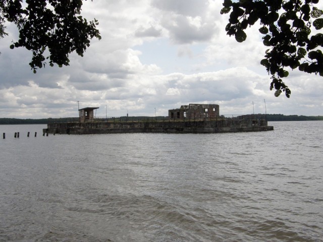 Torpedownia, czyli Torpedo-waffenplatz Madüsee powstała w latach II wojny światowej i po dziś dzień wzbudza duże zainteresowanie nie tylko wśród badaczy militarnych obiektów Pomorza Zachodniego. 