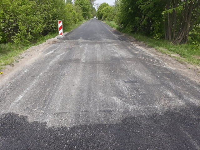 Na odcinku drogi Falęcice - Piekarty roboty już trwają. Wykonawca na części położył już pierwszą warstwę asfaltu.