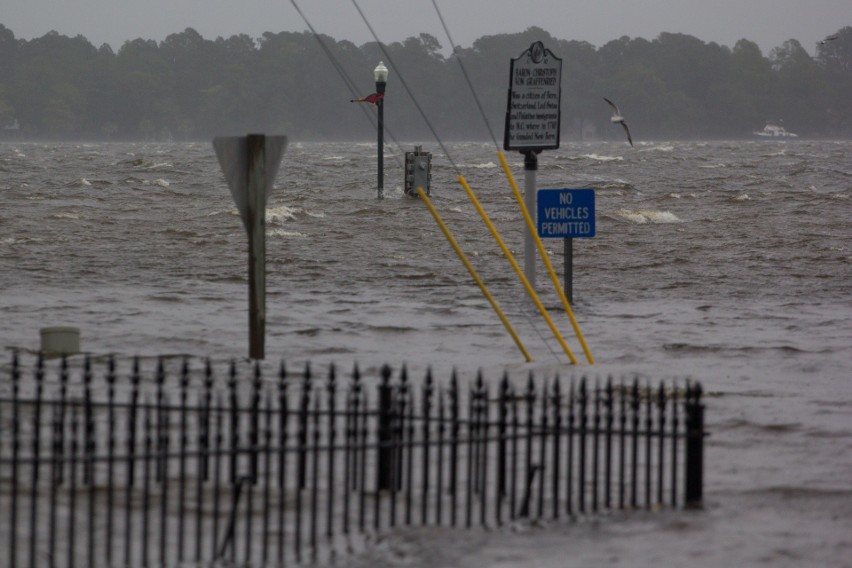 USA: Burza tropikalna Florence sieje zniszczenie w Karolinie...