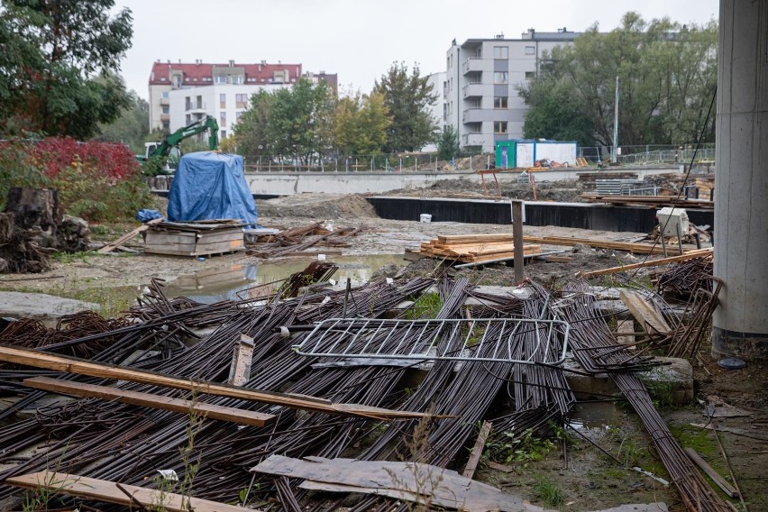 Kraków. Inspektorzy na hulajnogach na Trasie Łagiewnickiej. Zobacz, jak postępują prace [ZDJĘCIA]