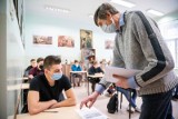 Matura próbna 2021 w Białymstoku. Uczniowie sprawdzają swoją wiedzę przed majowymi egzaminami (zdjęcia)